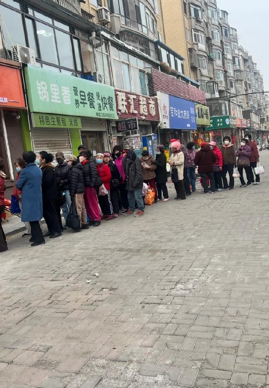 一个中年男人站在大爷大妈队伍里领免费鸡蛋，突然哭了。他说找工作几个月没人要，每天