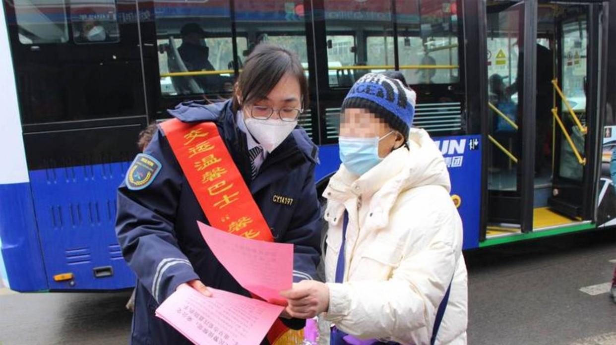 青岛震撼实拍！地铁闸口严阵以待vs公交车厢“自由行”，一年数亿补贴漏洞究竟该由谁