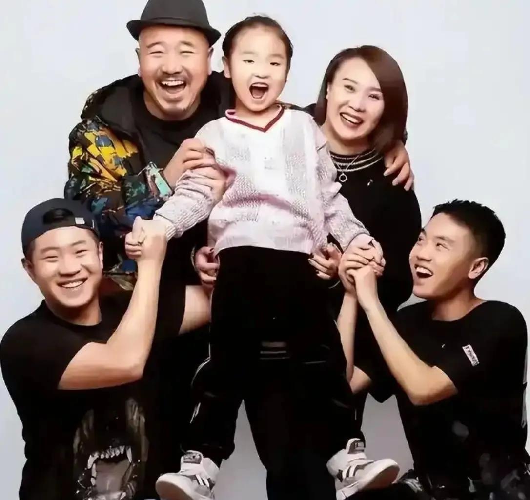 李琳对亲生儿子王梓嘉好像不是多偏心，给买的北京婚房，据说转个身都费劲，王梓嘉如今