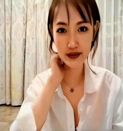 王宝强在山东片场，每天睁眼就是十层楼高的旧金山唐人街。他啃凉盒饭，盯关公像，心里