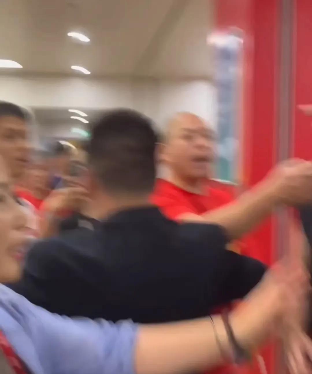 广厦球迷真的逆天，赛后球员通道竟然殴打北京工作人员广厦能让主场球迷赛后冲到球员