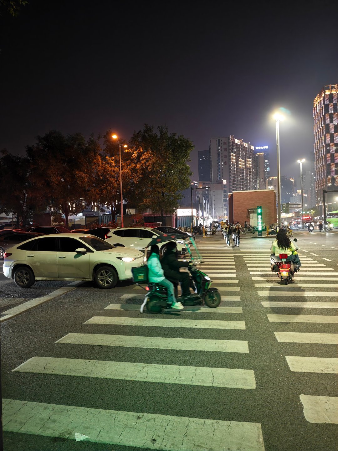 六条车道，三条特斯拉在头。[抠鼻][抠鼻][抠鼻]小米加油。​​​