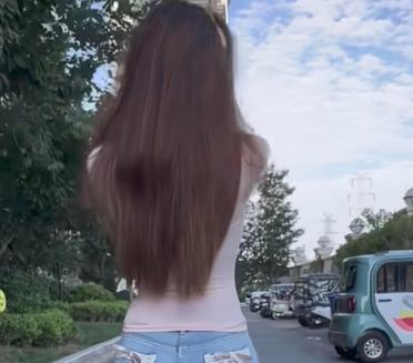 "今天穿了新买的牛仔裤，感觉自己美美哒！"