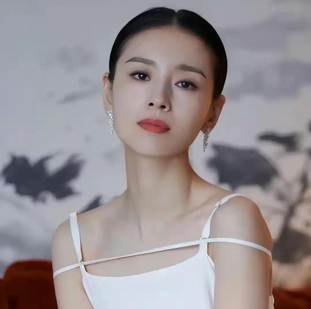 气质能够刻意扮演，人品很难伪装，看看董洁就明白了当初她可是观众心里清冷温柔