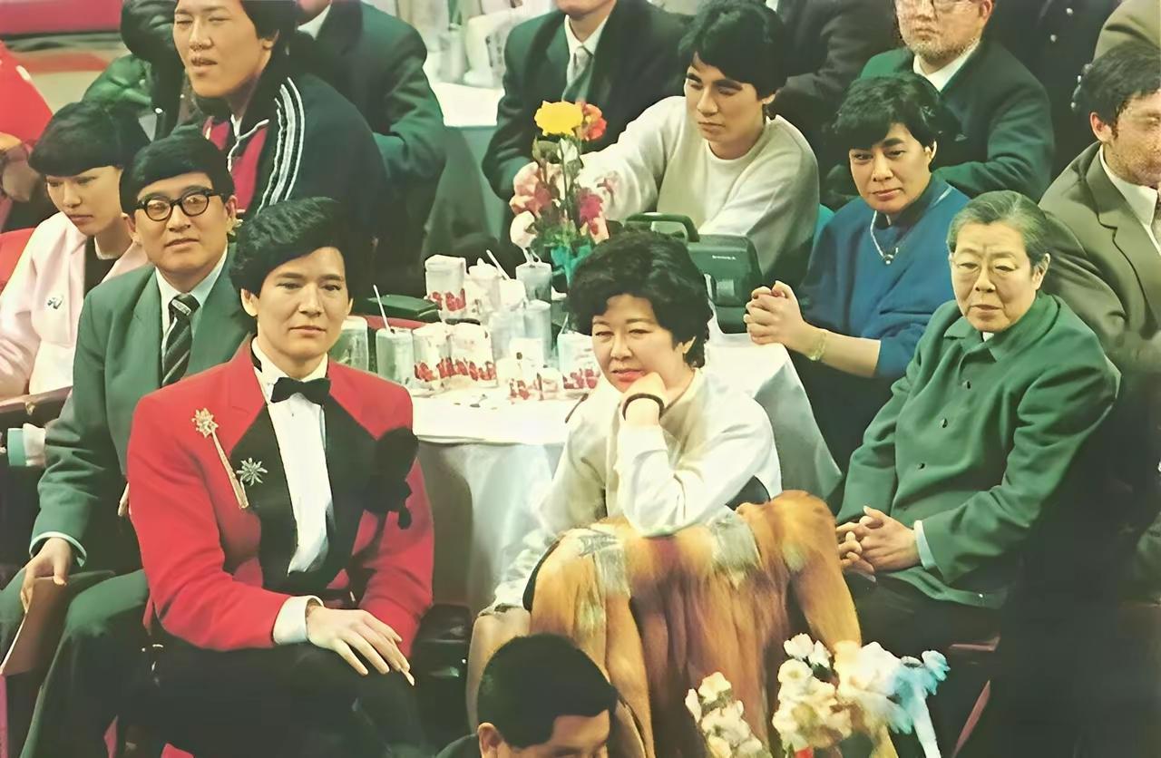 1987年，费翔和母亲、外婆一起在春晚现场。费翔的母亲毕丽娜祖籍山东，出生于哈