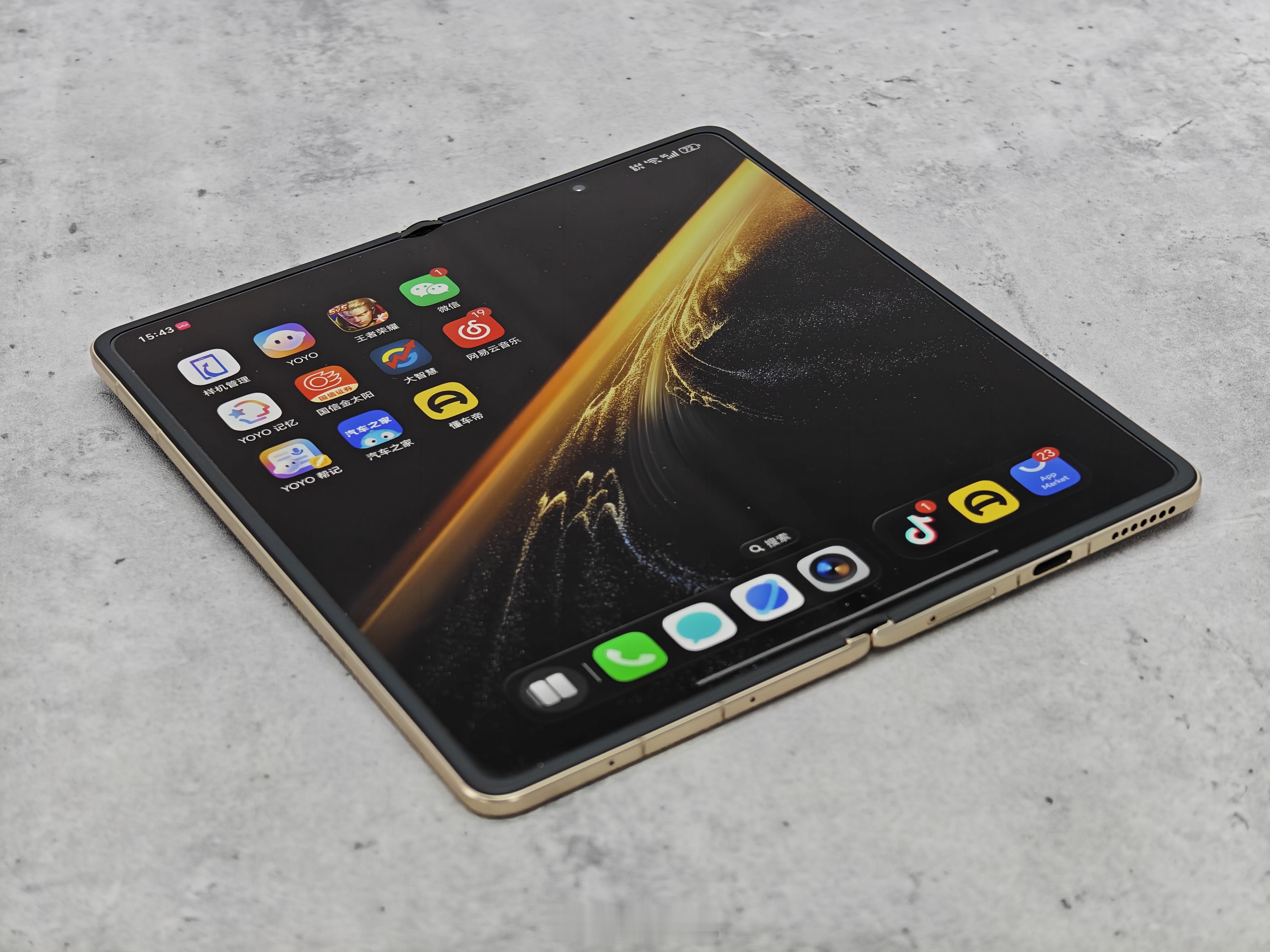 这几天一直在用荣耀的MagicV6，跟大家说一下使用感受。第一感觉就是它的配置