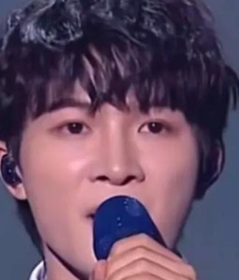 2026年3月7日抖音直播盛典上，周深演唱《光亮》点燃全场，被网友盛赞“炸场”。