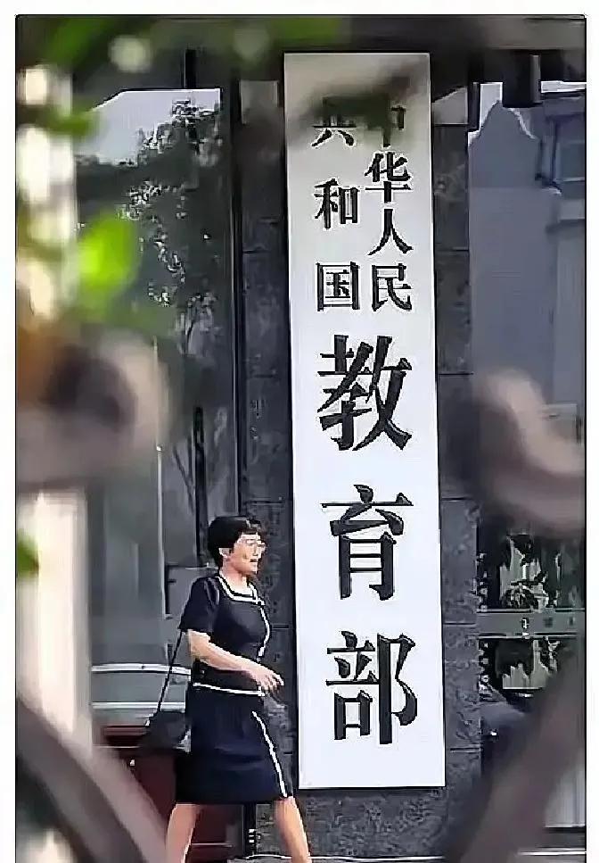 国家的一记“巴掌”，扇醒了多少“读书人”。如今，走在大街上，本科生已经成为了一个