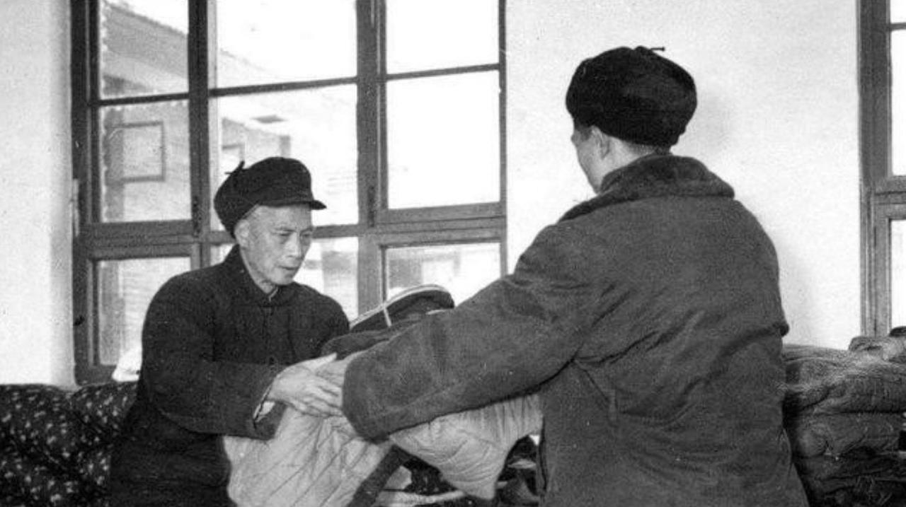 1949年冬,我军解放成都,先头部队第539团进抵新都一带。夜里,突然一个穿着便