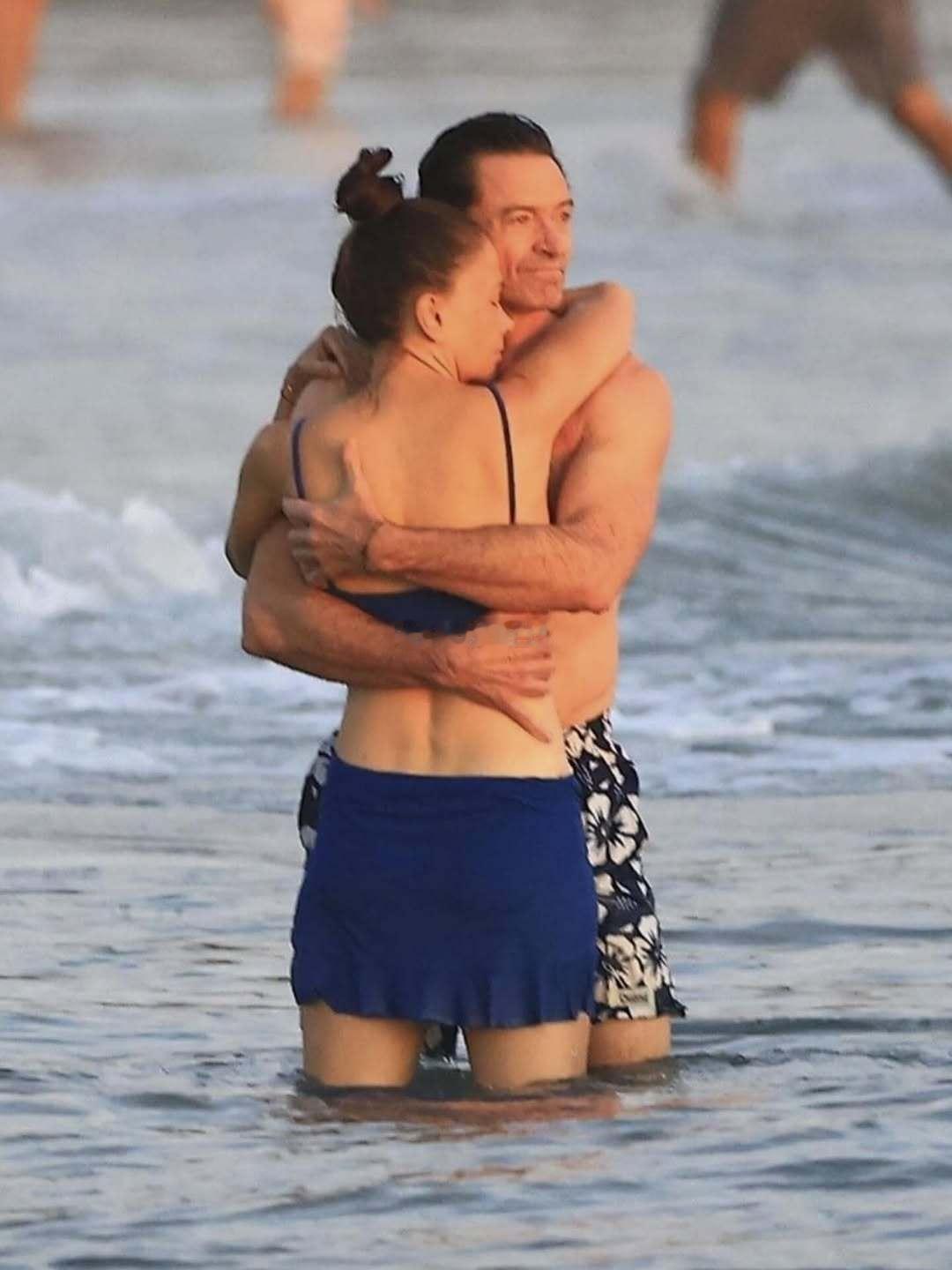 休·杰克曼和女友SuttonFoster在哥斯达黎加的海边👇