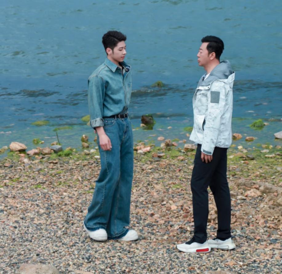郭涛儿子小石头今年19岁了，身高也有185cm，形象不错，还获得过钢琴十级和冰球
