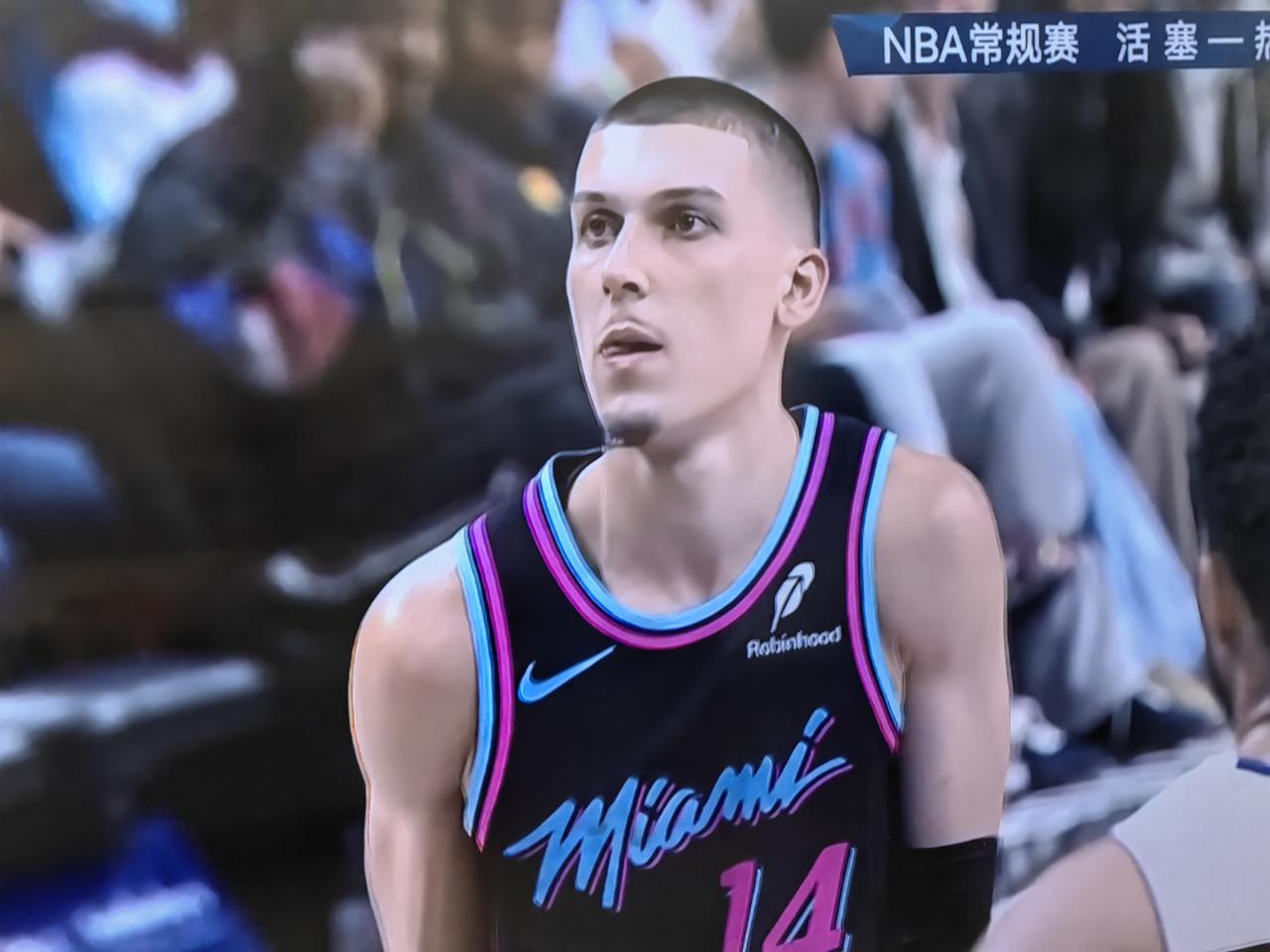 北京时间11月30日的NBA常规赛太刺激了，东部第一的热火和东部第三的活塞强强对