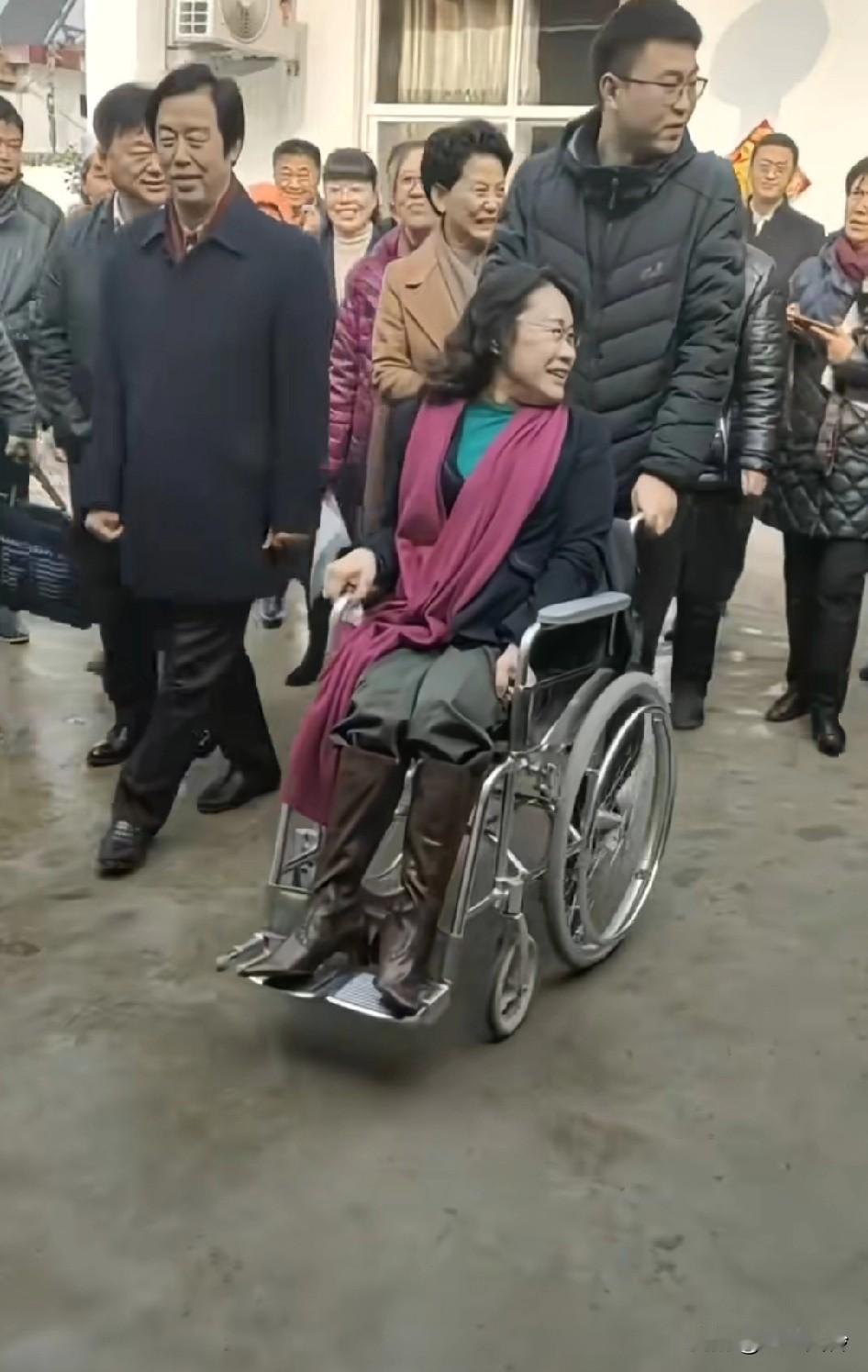 小学老师说她得了很严重的病，活不了多久，现在老师都死了，们也四十多岁了，她还活的