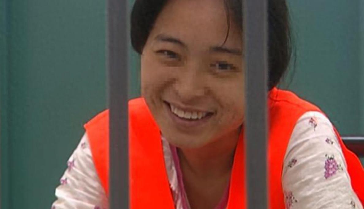 她本是名牌院校毕业的法学高材生，可她却将自己的亲生母亲残忍杀害！她不仅亲手杀了母