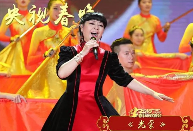 1987年，31岁的歌唱家殷秀梅嫁给41岁的程志，婚礼上，殷秀梅却说：“我们要不