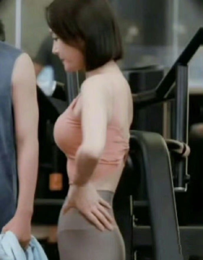 秦岚身材真的好离谱，是怎么做到又瘦又有胸的？