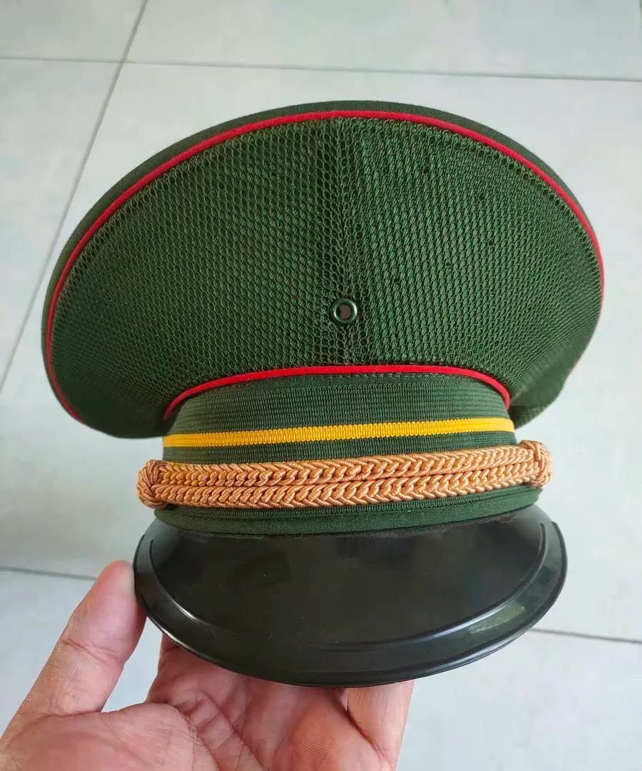 武警87式警官夏季大檐帽（早期型）具有以下特点：帽檐较宽，整体造型更加大气，与