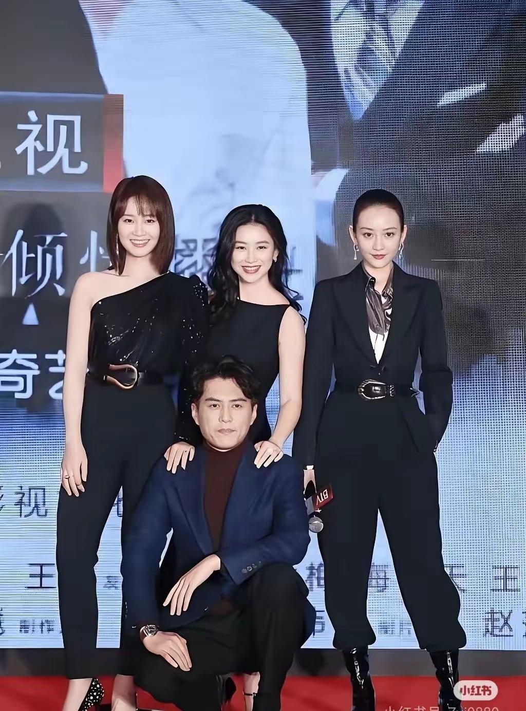 靳东老师颇受女性青睐，身旁总有众多美女环绕。瞧，他身后站着三位美女，她们分别是谁