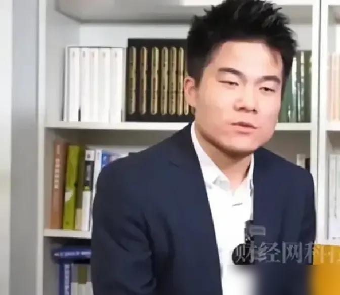 董宇辉在采访里说自己暂时不想结婚，理由是摊子太大、精神内耗太重，怕一松手就崩盘。