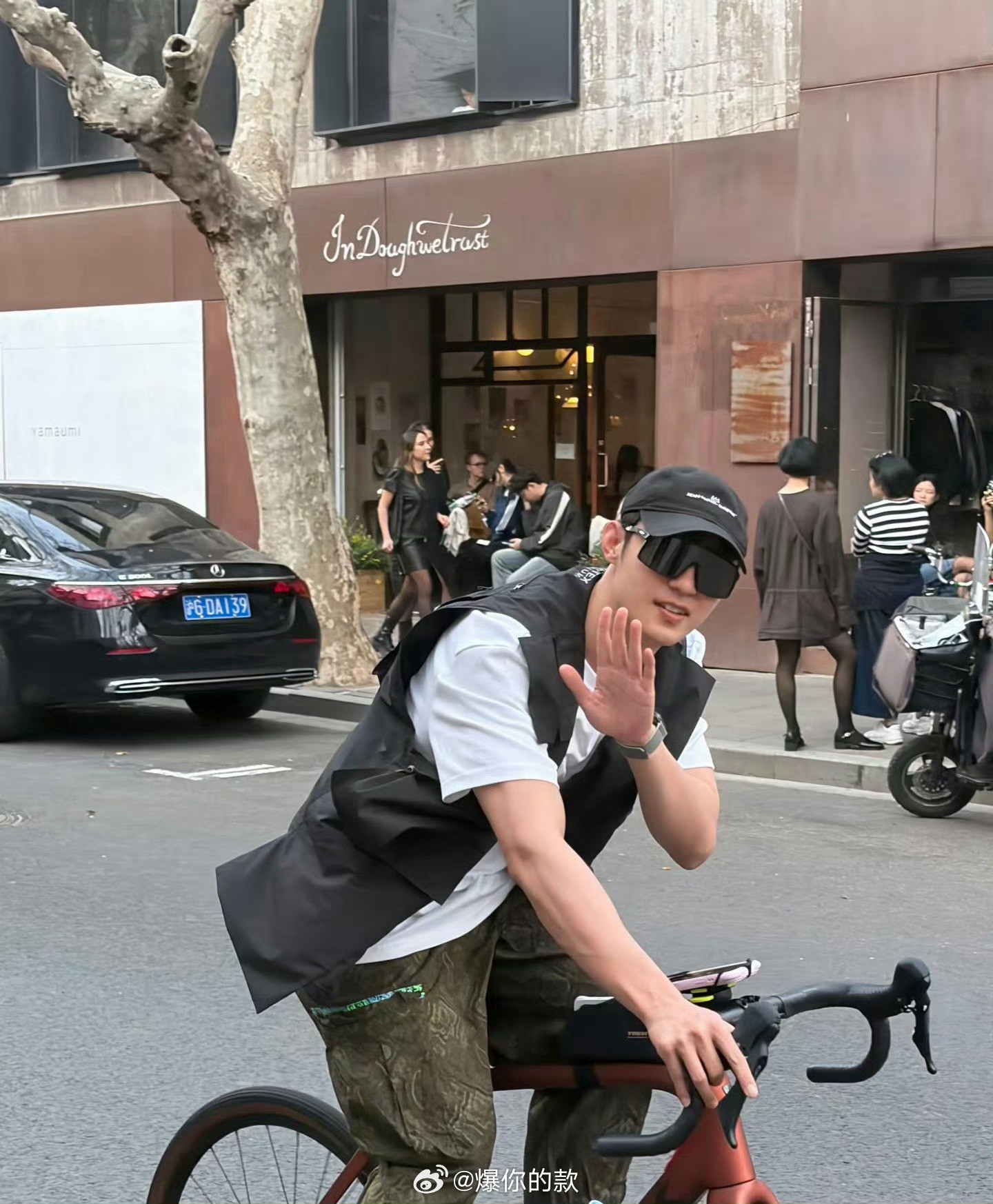 网友上海偶遇黄景瑜骑车网友偶遇黄景瑜喝咖啡了上海街头偶遇骑行系男神，慵懒风直接拉