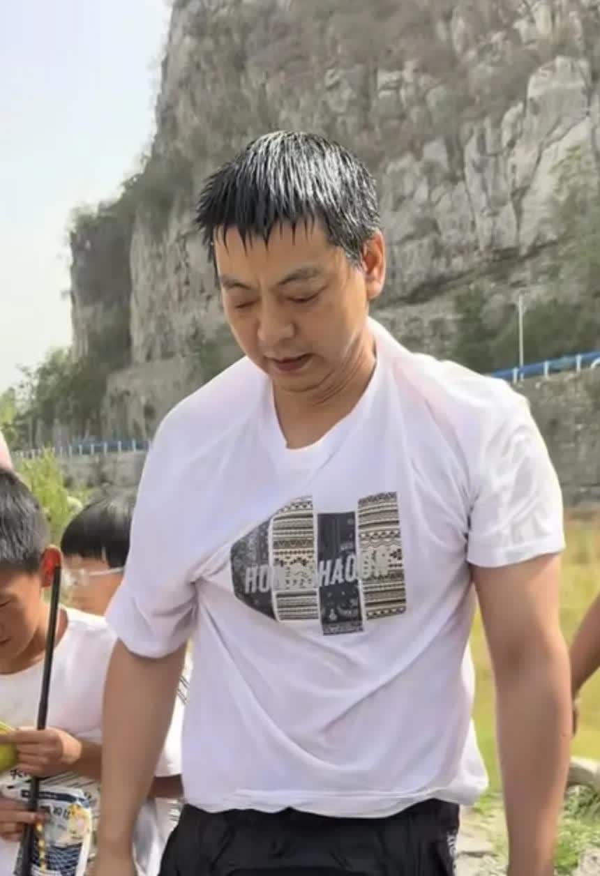 5月17日，河南焦作。网友发布视频，勇救溺水男孩并悄然离开的白衣男子找到了，他叫