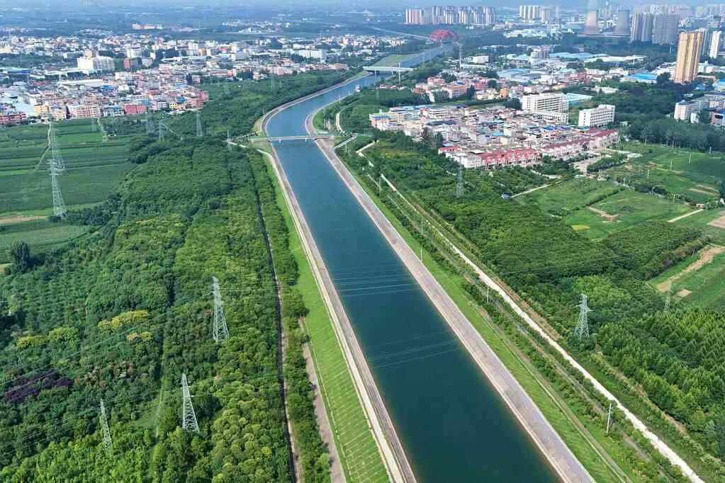 联合早报今天报道：“中国南水北调中线工程累计向北方调水突破800亿立方米，惠及河