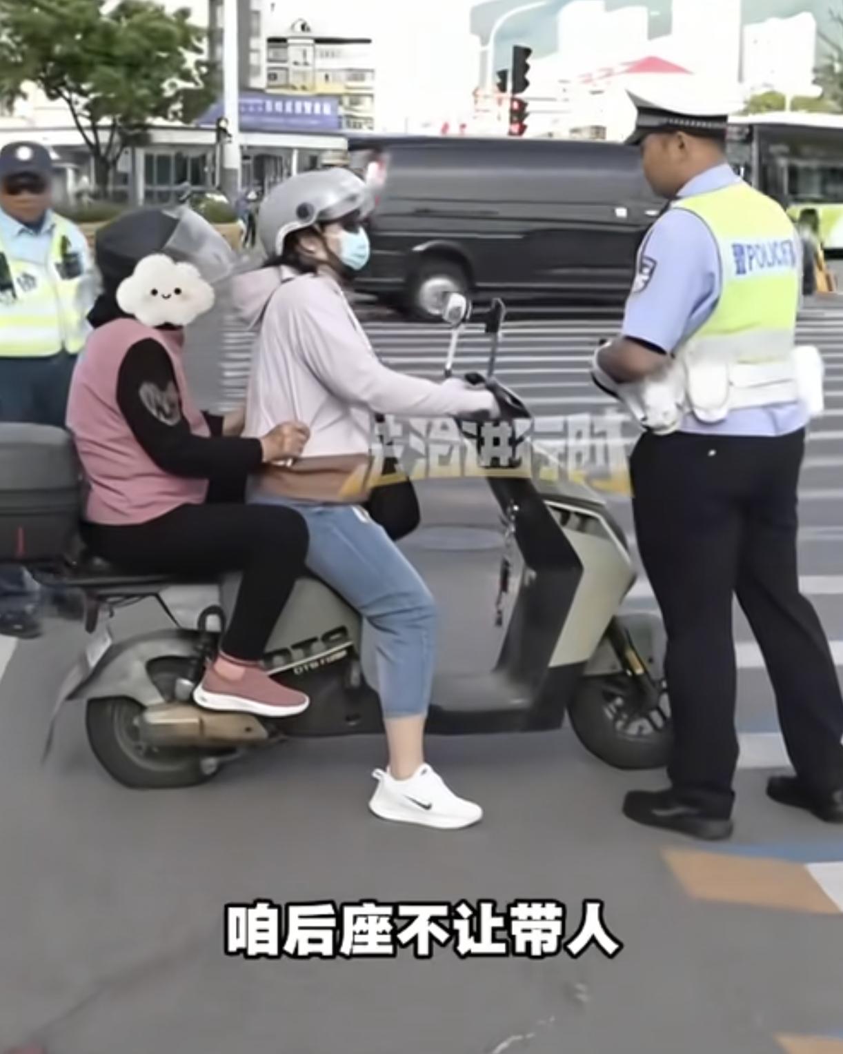 近日，一名女子骑电瓶车带妈妈去看病被交警查了，虽然这次只是被口头教育没有罚款，但