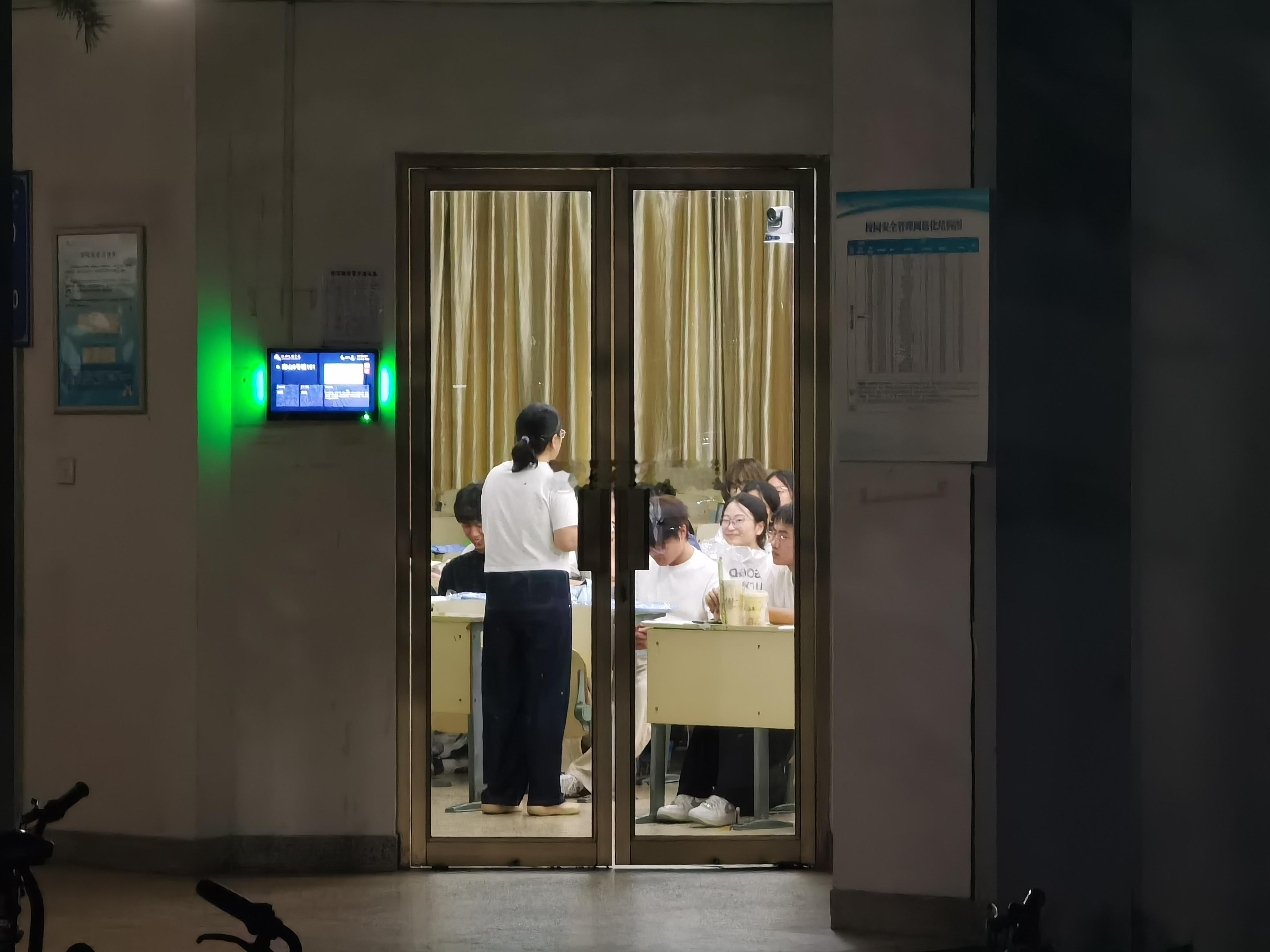 刚过完暑假的绍大学子们，已经投入到了紧张的学习中。[赞]​​​