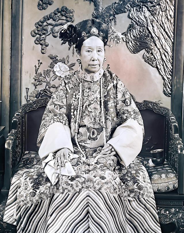 1885年，74岁左宗棠去世。慈禧听到以后十分伤心，她想起了左宗棠生前留下的奏章