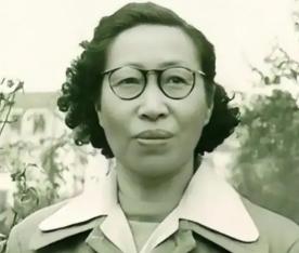 1955年4月8日，周总理在云南昆明见到了30年前的初恋女友——张若名。周总理微