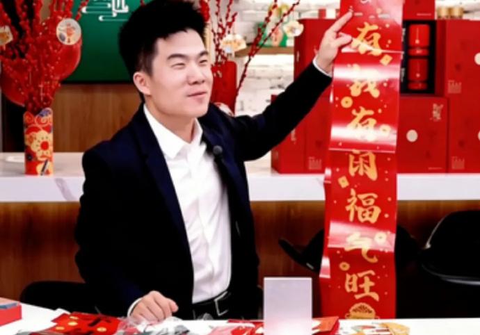 最近，董宇辉因为卖春联被网友骂上热搜。不少网友吐槽，春联是街头摊贩、下岗工人等底