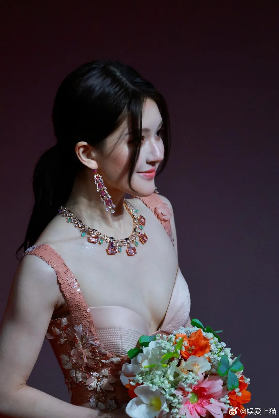 赵露思活动生图，鼻子越看越怪异