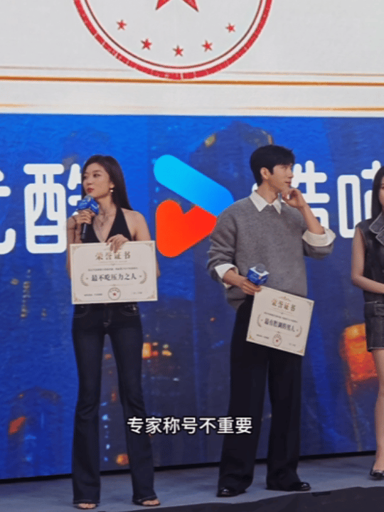 今天井柏然和孙千线下合体给剧粉看爽了两个腿长加一起感觉有3米，这种就是自然而然