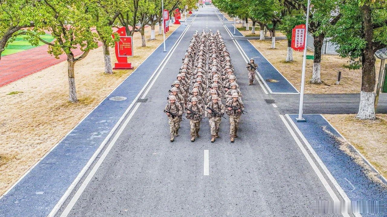 这枪带劲后面的大筒子也不错。陆军老大哥烽火问鼎计划中美军事力量