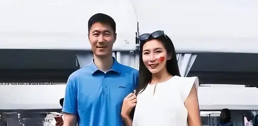 刘彦池离婚时，把前夫送的外滩餐厅直接让了出去，自己一分没拿。但18个月后，她靠跑
