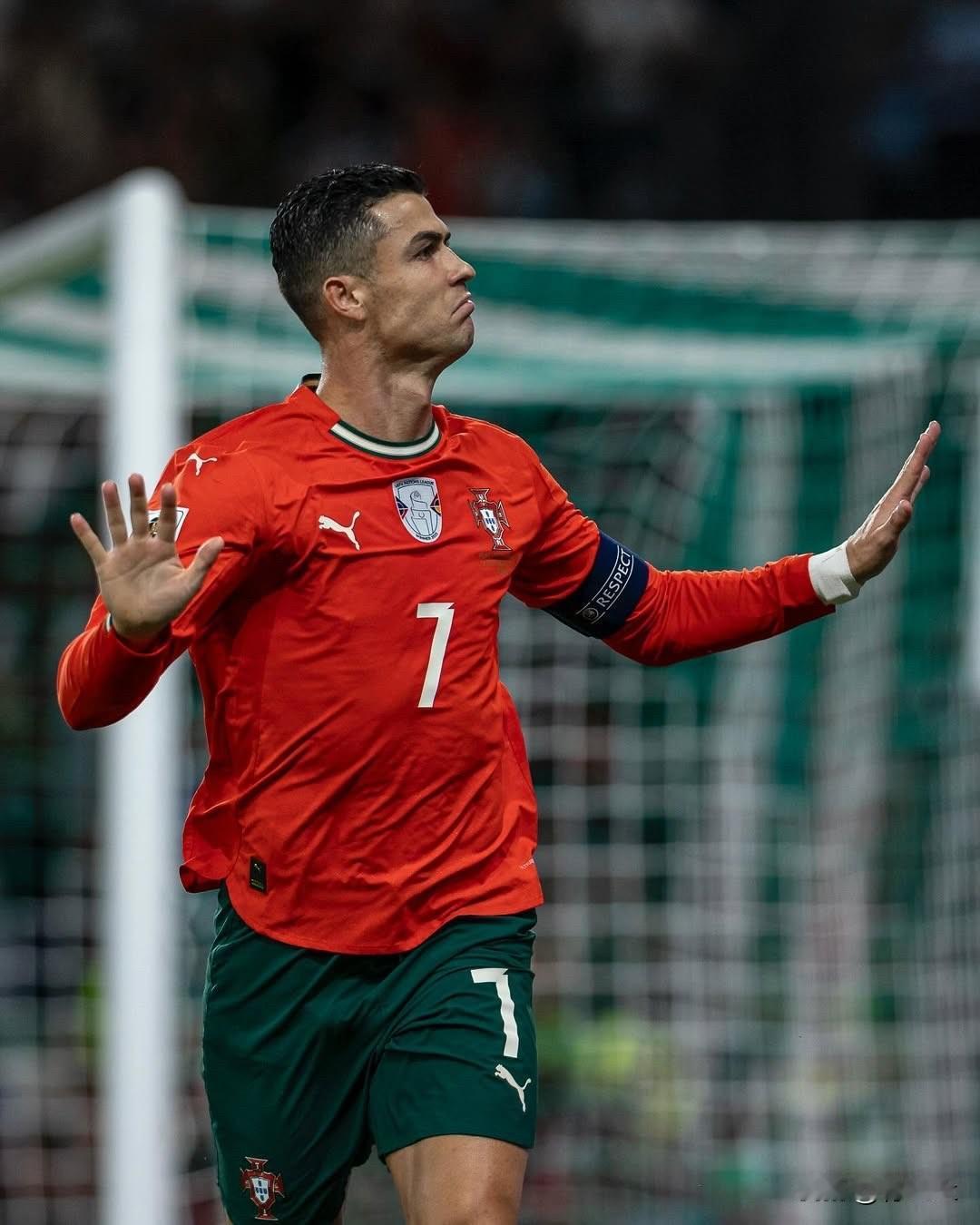 C罗回应世界杯问题。💯外媒报道，近日C罗在谈到关于世界的问题时说道，一个球