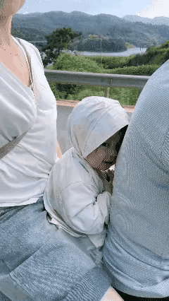 躲在爸爸身后，就是满满的幸福