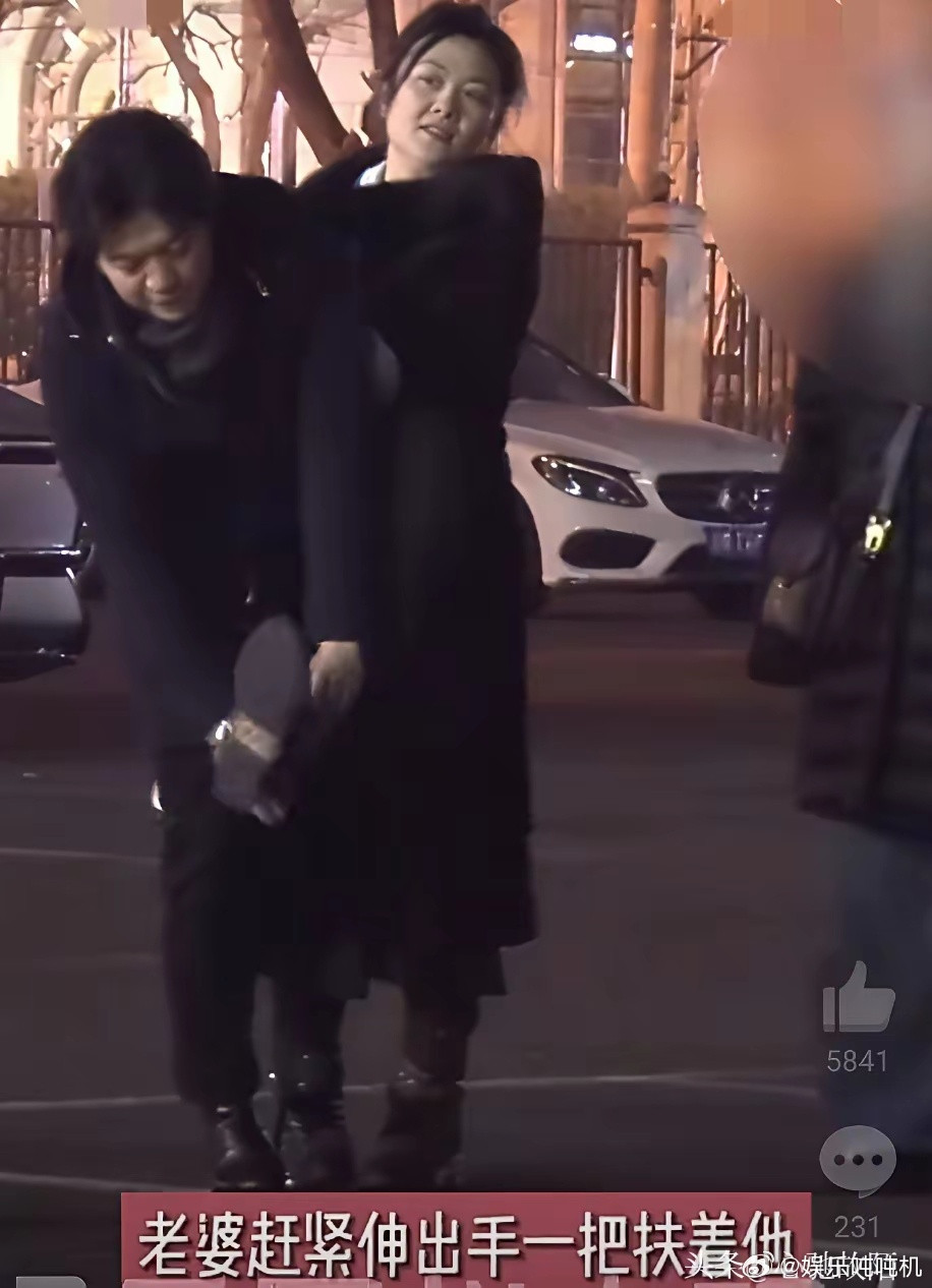 李健，冲上热搜！3月20日，李健冲上热搜。知名娱记放出聚餐照，李健走在前面，走到