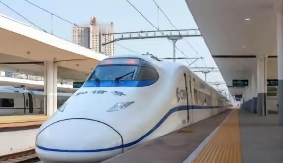 中国为什么执意要发展高铁，而不是廉价航空？因为中国在做一个赌注，赌的就是你