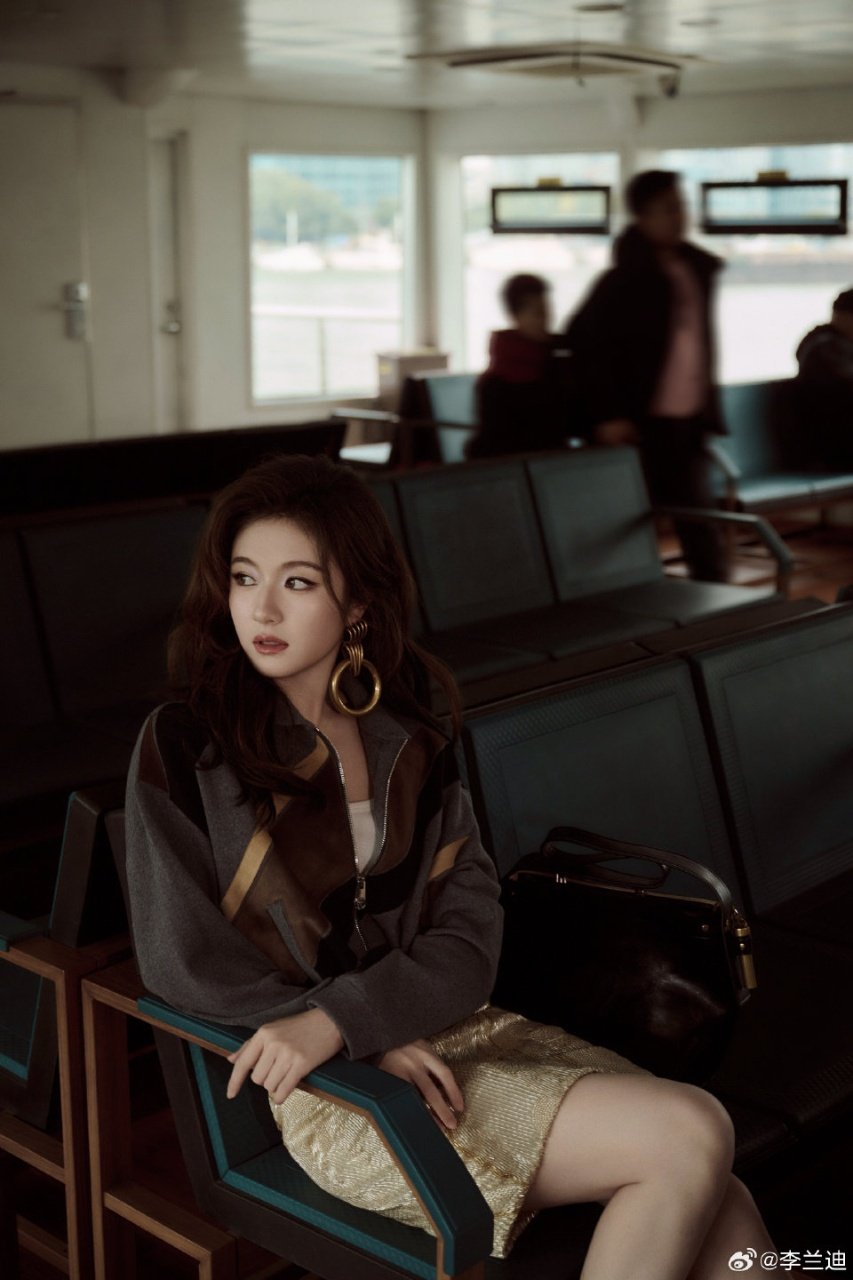 李兰迪耳环比脸大李兰迪坐船上班李兰迪坐船上班！