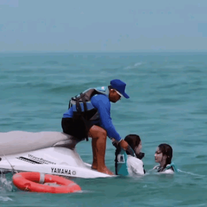 白鹿孟子义就这么被救生员大哥提溜起来哈哈哈哈。抱上来又要被说占便宜了，这是最稳妥