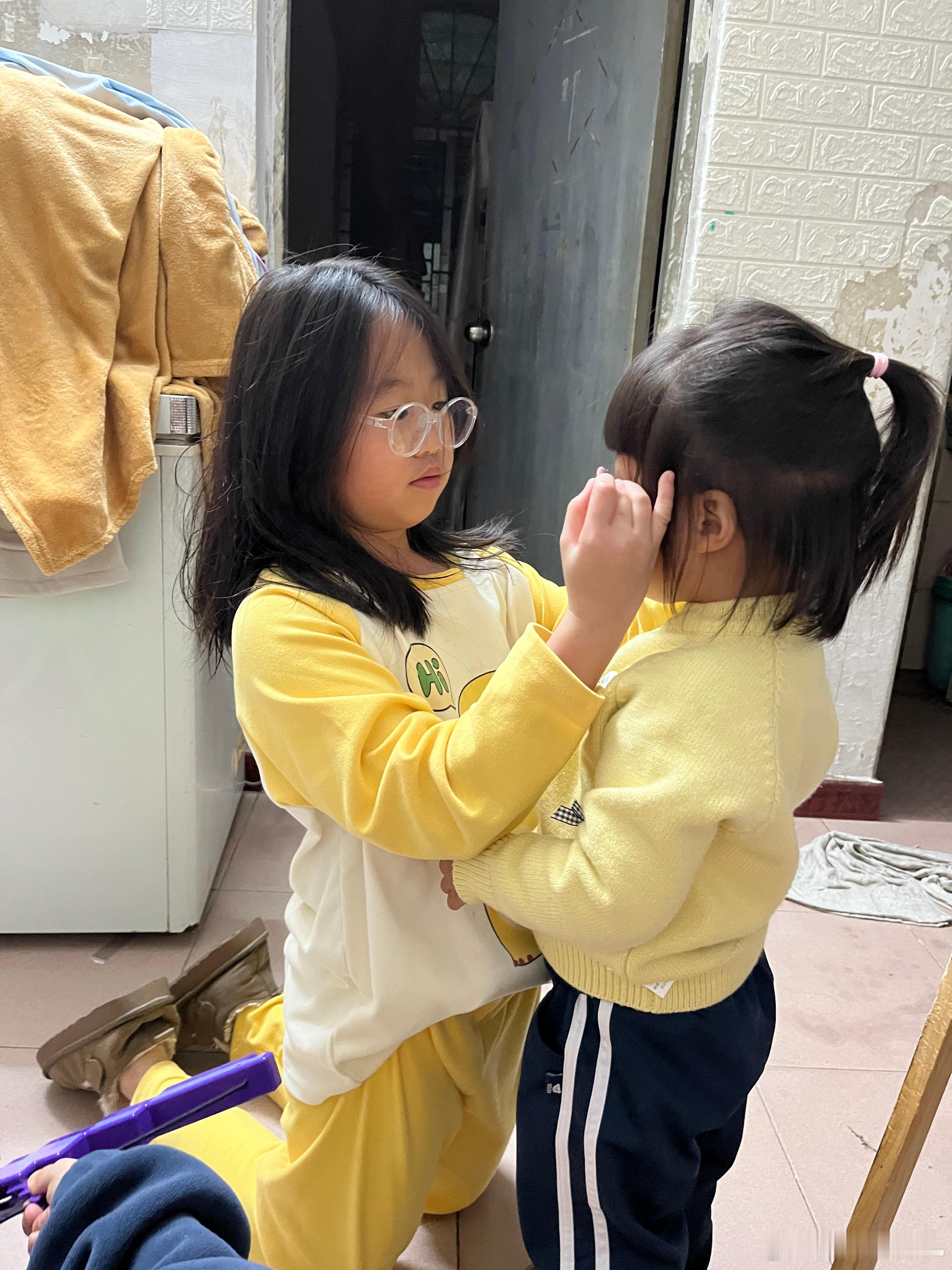 给老二吹了头发，好多，太羡慕了，像瀑布一样，真好。洗好澡，又给妹妹化妆，还不如不