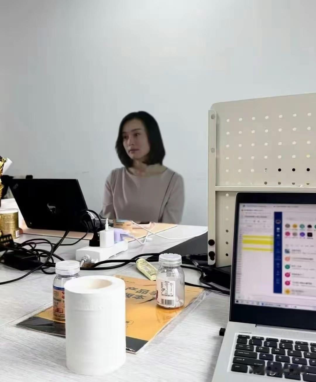 现在的年轻人还结个鸡毛的婚啊。我表弟29岁，去年谈了个对象，俩人都在上班，一