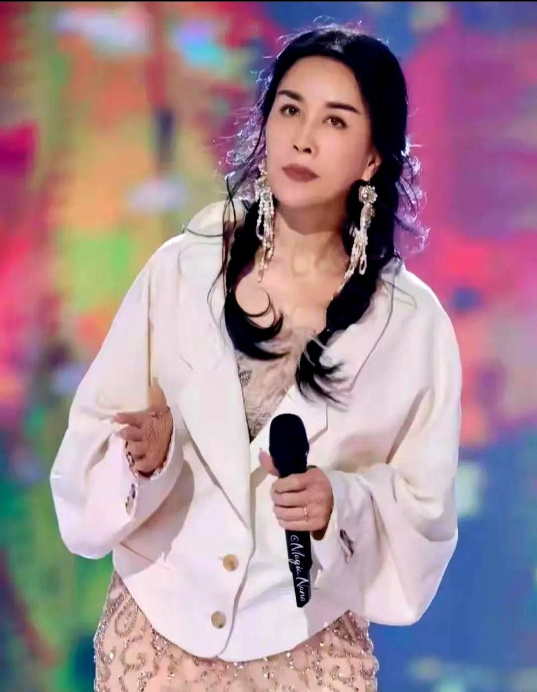 别再说那英是靠医美了。最近看她上节目，58岁的脸紧致透亮，下颌线比我的事业