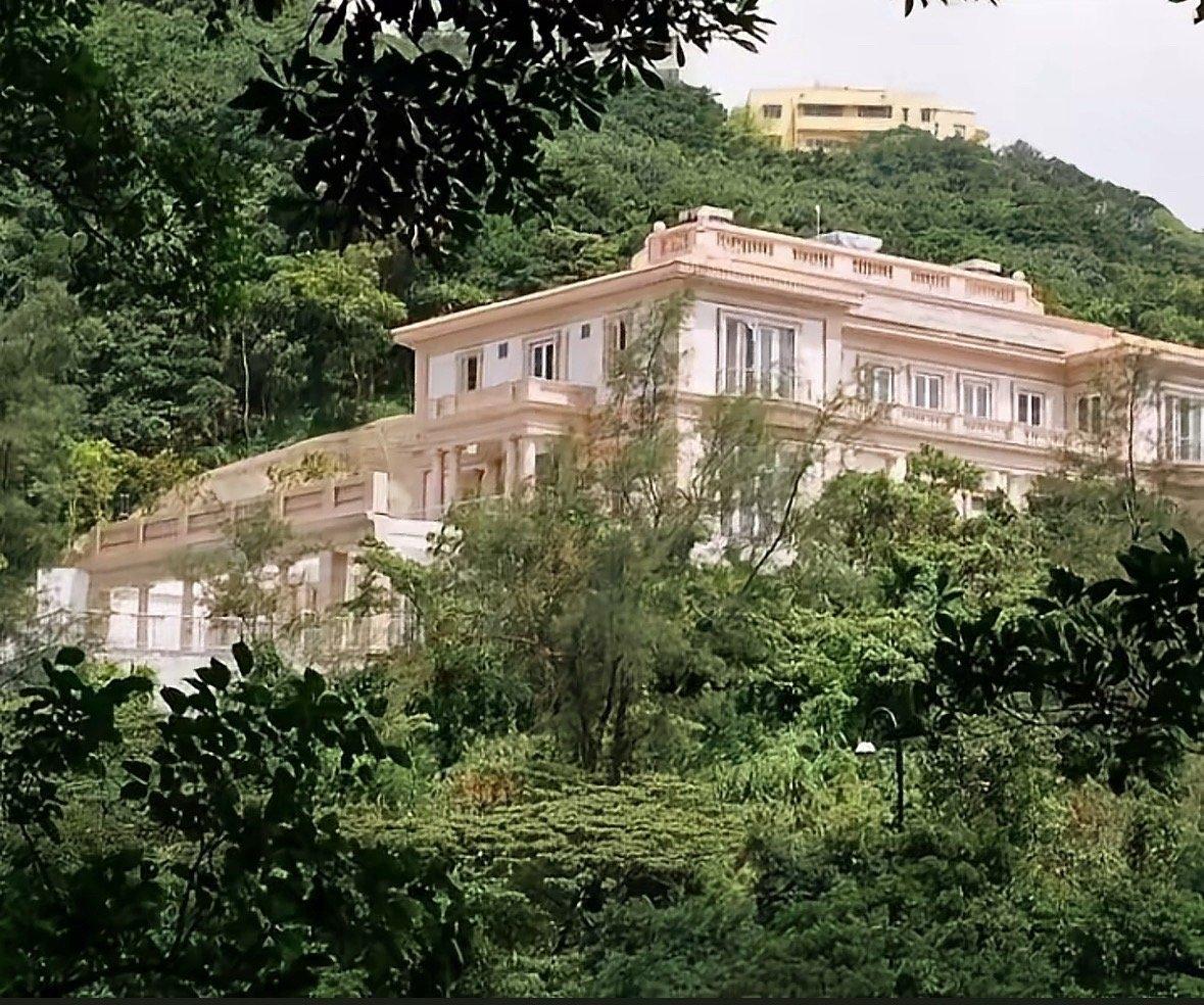 香港港岛山顶道1号，这座市值超5.6亿港元的超级豪宅，近日因一桩命案被推上风口浪