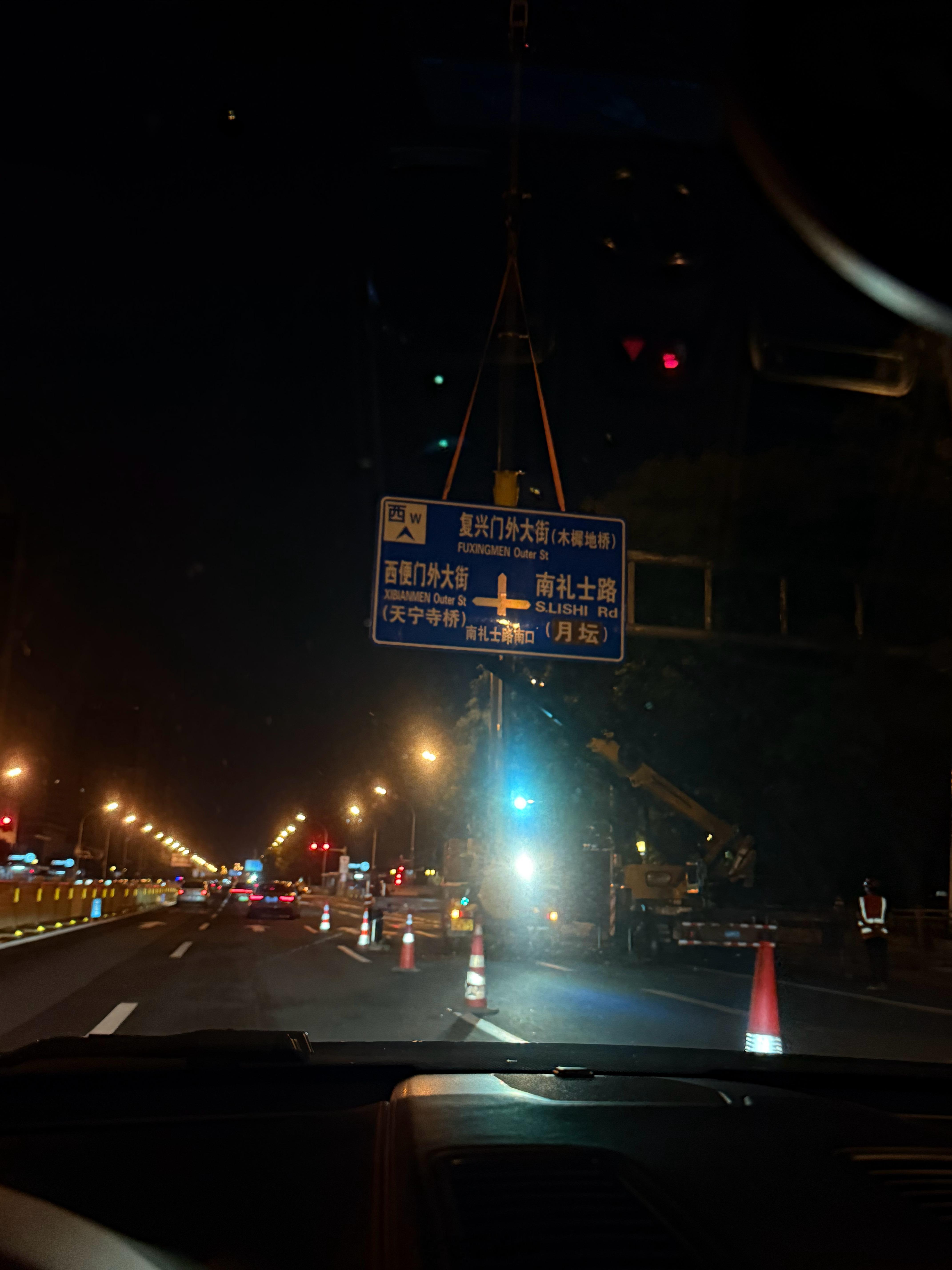 长安街开始准备了，大路牌看来要拆掉啦！​​​