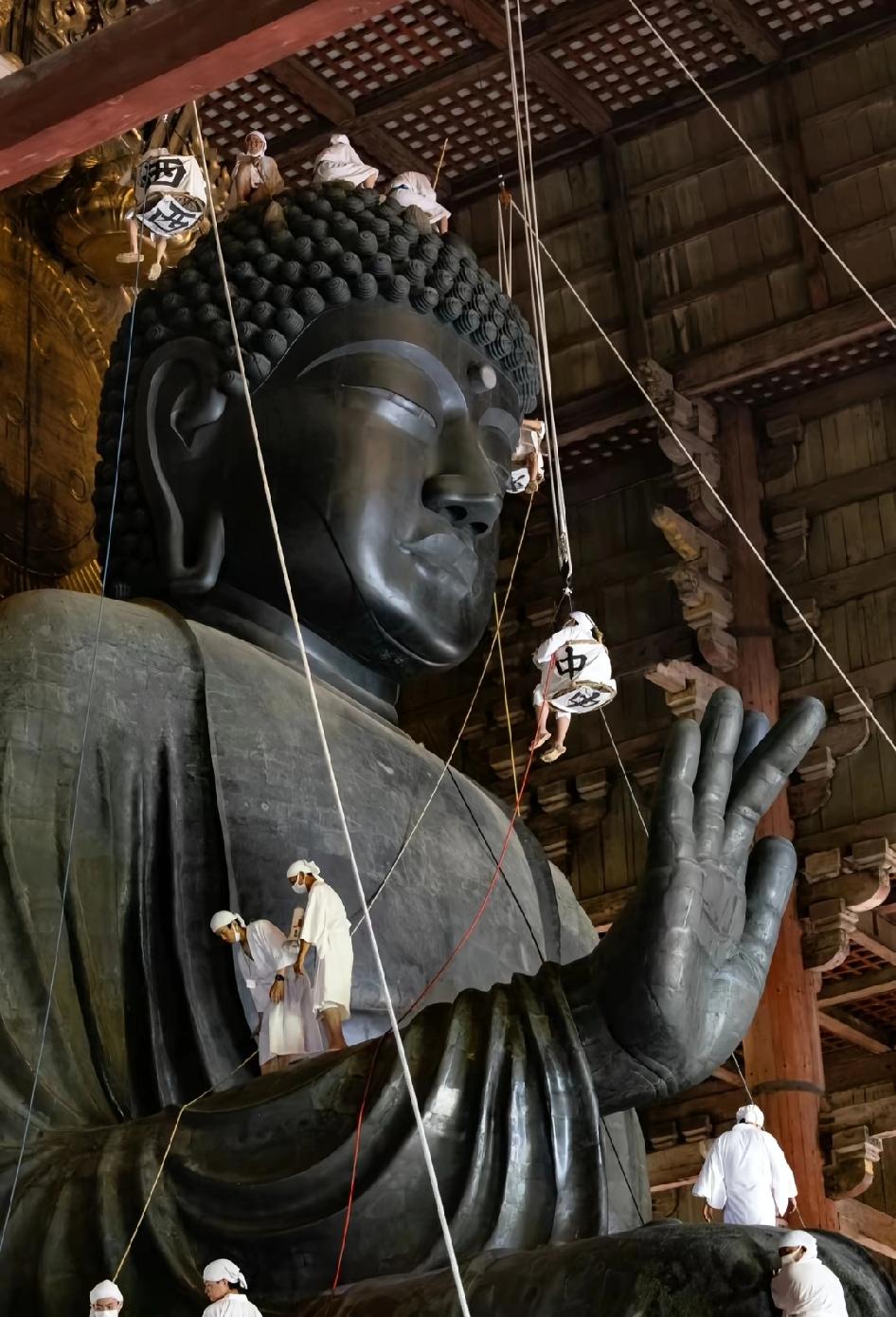 能看出，其间留着中国宋代古建筑的影子，重梁厚柱的结构感、暴露的木构线条和大同的