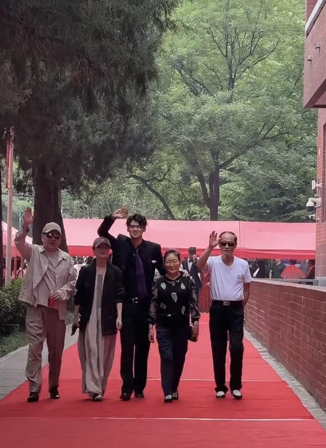 陈建斌与蒋勤勤一起参加大儿子的毕业典礼，还有陈虎虎的爷爷奶奶，三代人并排走在