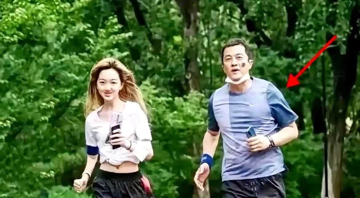 李亚鹏说，他与王菲共同的亲生女儿李嫣平时很少联系他，偶尔他主动发一次微信，李嫣也