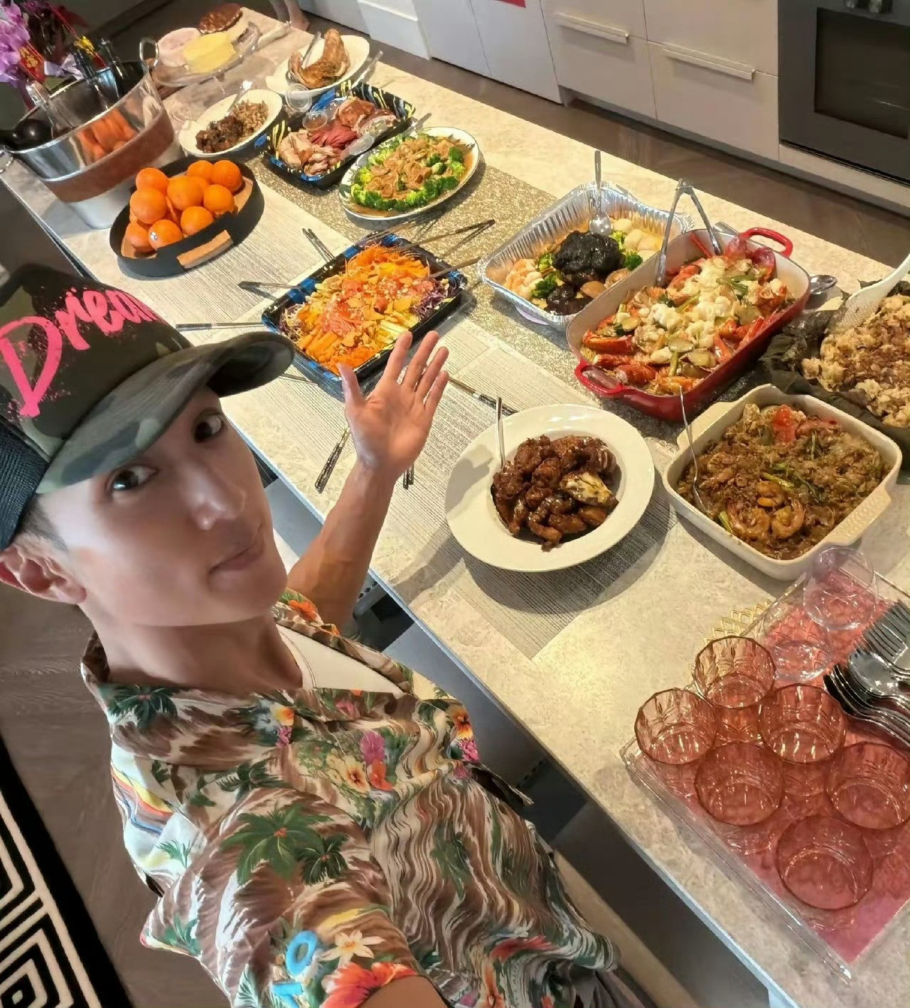 吴尊晒出家里的年夜饭，看看文莱富豪家庭过年吃的是啥